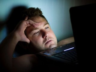 Як знову заснути після різкого пробудження серед ночі: поради експерта