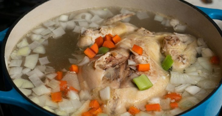 Секретний інгредієнт у бульйоні: як він змінює смак і чому з ним треба бути обережним