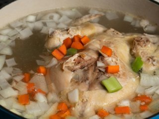 Секретний інгредієнт у бульйоні: як він змінює смак і чому з ним треба бути обережним