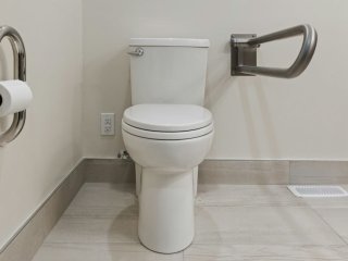 Учені поставили крапку: чи потрібно тримати кришку унітазу закритою — дослідження всіх здивували