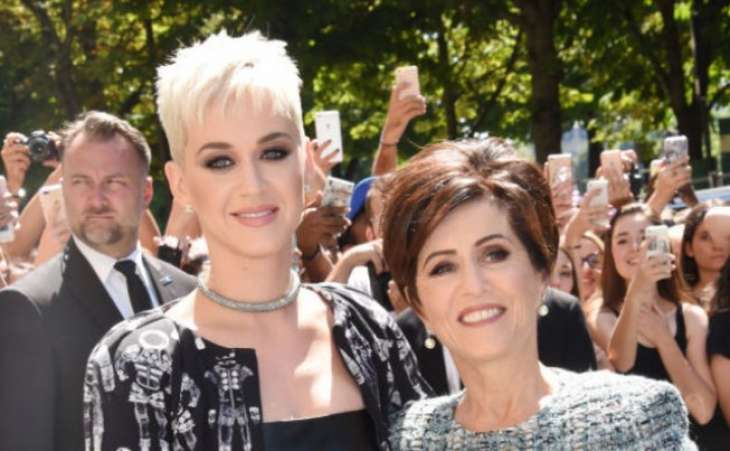 Мать Кэти Перри представила книгу об экзорцизме