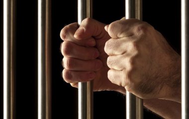Дідусь пограбував супермаркет, щоб побачитись з ув’язненим онуком: чим це закінчилося