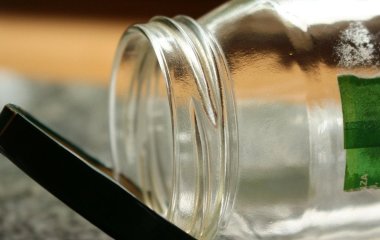 Секрет відкривання банок: лайфгак із диханням допоможе це зробити швидко та легко