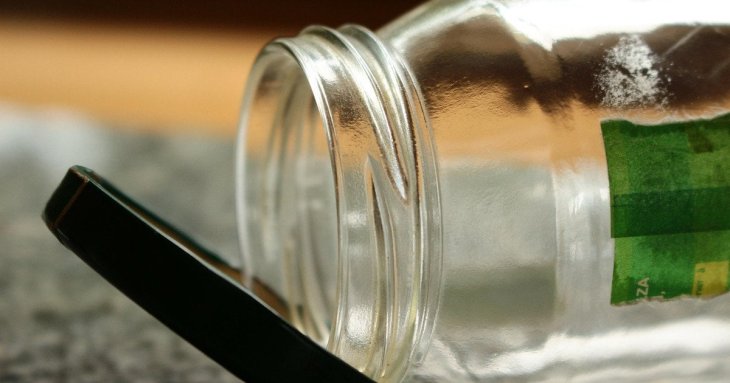 Секрет відкривання банок: лайфгак із диханням допоможе це зробити швидко та легко