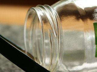 Секрет відкривання банок: лайфгак із диханням допоможе це зробити швидко та легко