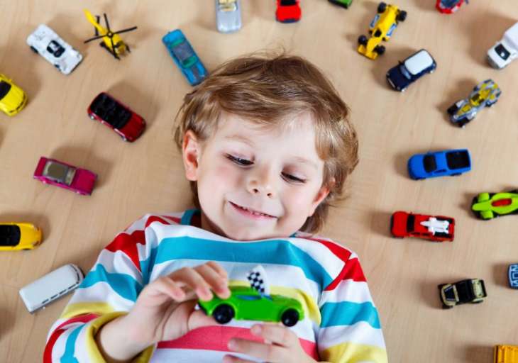 Детские машинки: как с их помощью развивать ребёнка?
