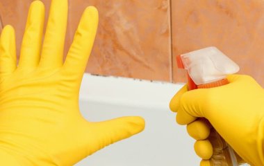 Як за 5 хвилин позбутися чорної плісняви на герметику у ванній: грибок зникне назавжди