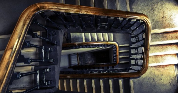 Чому за часів СРСР фарбували сходинки тільки по краях: три цікаві версії