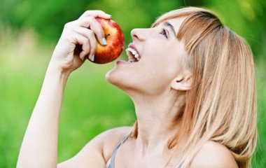 Усміхайтеся, це всіх дратує. Які продукти потрібні для здоров'я зубів