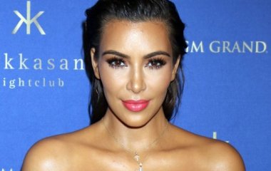 Ким Кардашьян позировала в прозрачном платье на вечеринке «People Choice Awards»