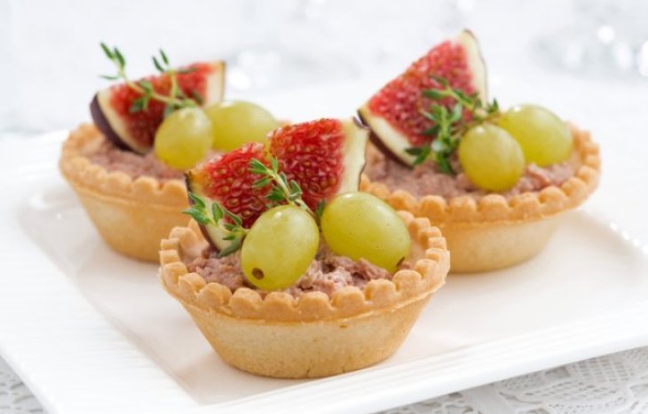 Тарталетки с паштетом и инжиром