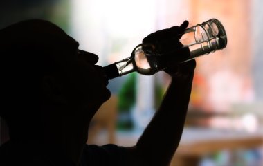 Нарколог пояснив, чому при перепадах настрою протипоказаний алкоголь