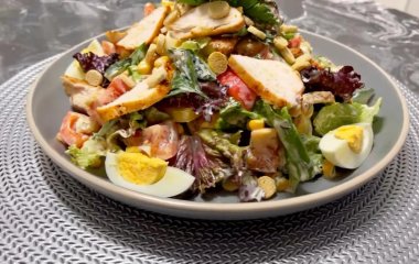 Салат «Малібу» з копченою куркою, овочами та сиром