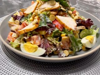 Салат «Малібу» з копченою куркою, овочами та сиром
