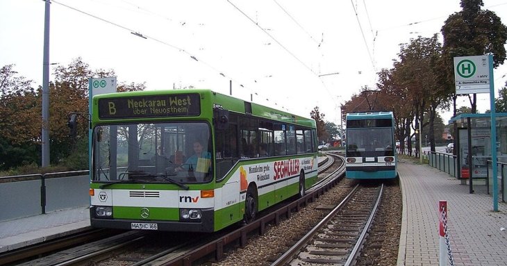 Транспортний мутант: у Німеччині досі працює унікальний гібрид автобуса і трамвая (фото)