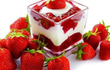 Простой десерт с клубникой и йогуртом, который точно достоин вашего внимания