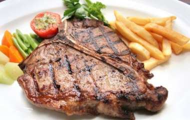Стейк из говядины с картофелем фри