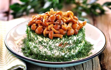 Салат з маринованими опеньками та куркою: проста і смачна грибна страва