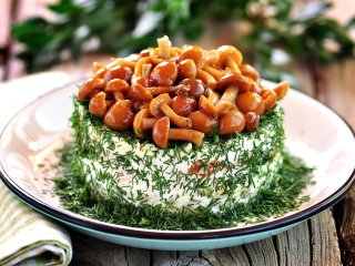 Салат з маринованими опеньками та куркою: проста і смачна грибна страва
