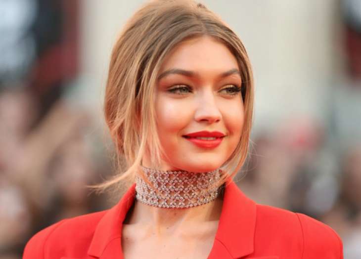 Джиджи Хадид блистала в Париже в потрясающем ярком костюме