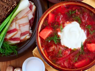 Що спочатку треба класти в борщ — картоплю чи капусту: досвідчені кулінари дали остаточну відповідь