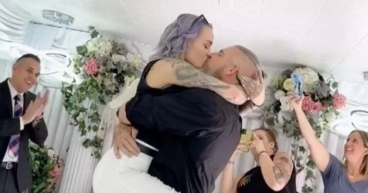 Жінка, яка шокувала, що вийшла заміж за вітчима, розповіла трагічну правду про стосунки з коханим