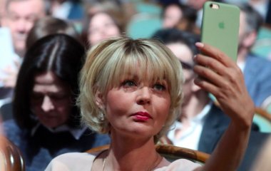 «Дичь какая-то»: Юлия Меньшова показала язык-морковку
