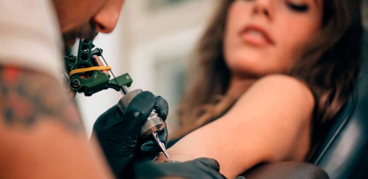 Опасная красота: о чём нужно знать, прежде чем делать татуировку