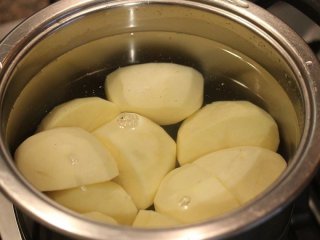 Перед варінням картоплі додайте у воду цей інгредієнт — і вона вийде ароматною, розсипчастою та неймовірно смачною