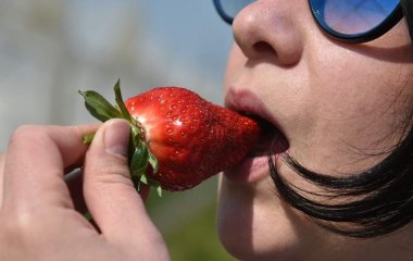 Дієтолог пояснила небезпеку поїдання великої кількості полуниці