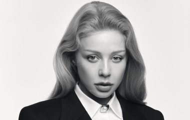 Красивая Тина Кароль в элегантном костюме с металлическим корсетом позировала для мирового глянца