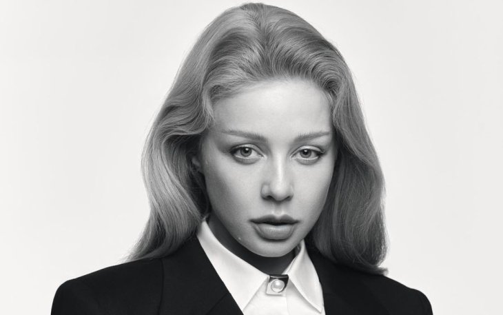 Красивая Тина Кароль в элегантном костюме с металлическим корсетом позировала для мирового глянца