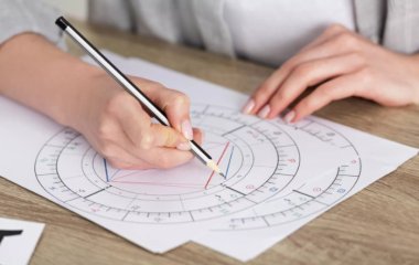 Астролог назвала знаки зодиака, которые чаще всех предают