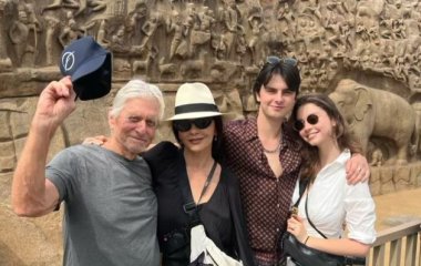 Кэтрин Зета-Джонс восхитила кадрами, как с 79-летним Дугласом в Индии Новый год встречала