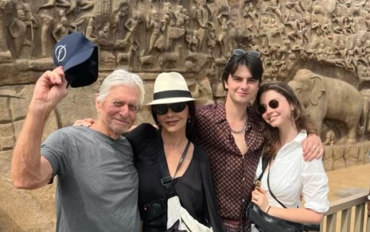 Кэтрин Зета-Джонс восхитила кадрами, как с 79-летним Дугласом в Индии Новый год встречала