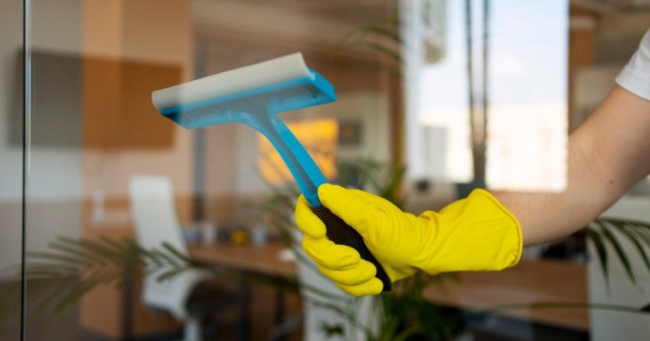 Як швидко прибрати подряпини зі скляних поверхонь в домашніх умовах: корисні лайфгаки