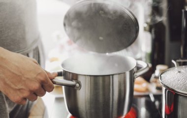 Як закип’ятити воду в каструлі вдвічі швидше: прості хитрощі, які дійсно працюють