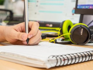 Чому ми забуваємо імена та губимо ключі: лікарі пояснили можливі причини