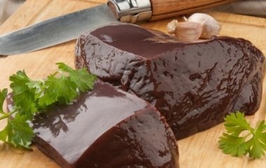 Чи потрібно мити печінку перед приготуванням: що радять кухарі та експерти
