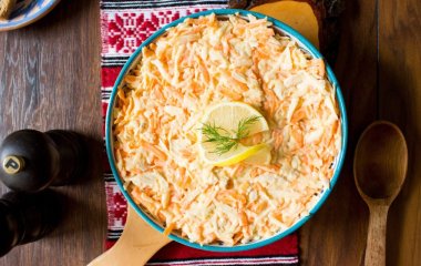 Салат с курицей, морковью и сыром: просто и очень вкусно