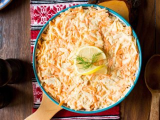 Салат з куркою, морквою та сиром: просто та дуже смачно