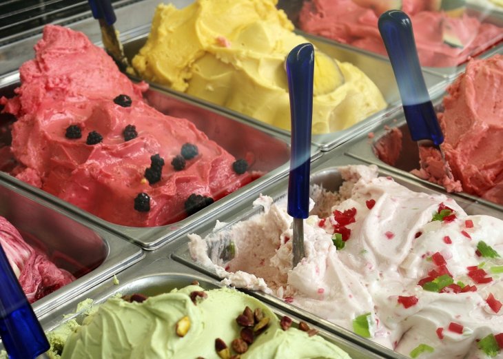 Медики рассказали об опасности «передозировки» мороженым