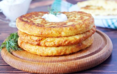 Легкий завтрак: как приготовить картофельные оладьи с творогом за 30 минут
