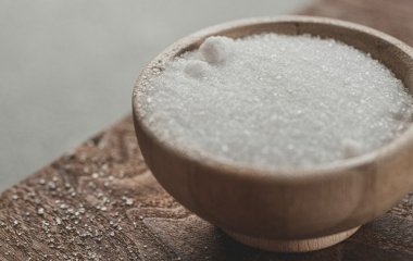 Магія солі на порозі: чому стародавній звичай знову повертається в оселі