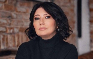 Олена Мозгова показала себе зовсім юною і зачарувала вродою: продюсерку порівняли з Брук Шилдс