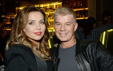 Марина Газманова показала фигуру в лаковом плаще