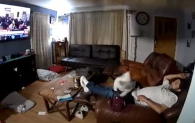 Чоловік, на якого впала стеля, просто продовжив дивитися телевізор (відео)