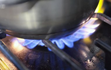 Що робити, якщо пригоріла каструля: як очистити посуд за допомогою всього одного інгредієнта