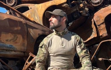 Мобилизированный Виталий Козловский на новых фото с фронта показался на фоне сожженных авто