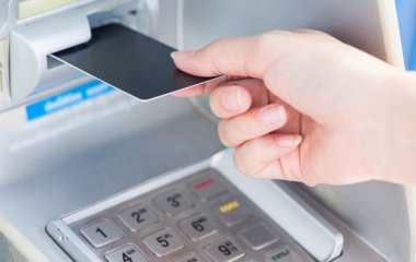 Що буде, якщо ви введете PIN-код банківської карти у зворотному порядку: чи дійсно приїде поліція